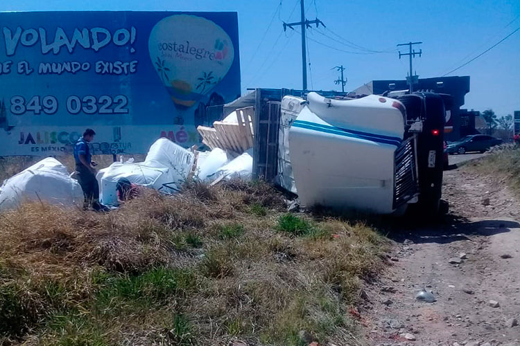 Vuelca Cami N De Carga En Carretera A Morelia Ntr Guadalajara