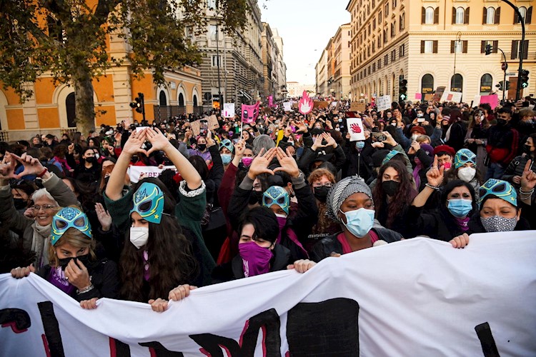 Miles De Mujeres Protestan En Roma Contra La Violencia Machista Ntr