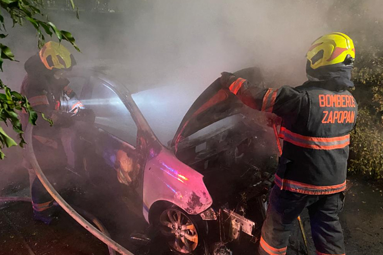 Sujetos incendian automóvil en la colonia Paseos del Sol NTR Guadalajara