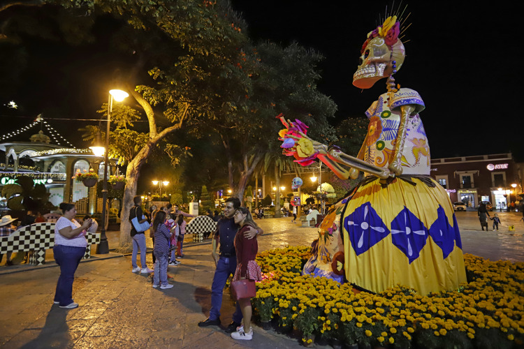 Instalan Calaveras Gigantes Para Festejar El D A De Muertos En Atlixco