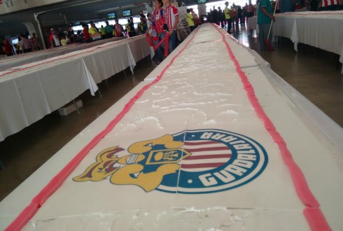 Chivas ofrece pastel gigante | NTR Guadalajara
