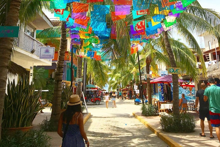 Vista de día y de noche de Playa del Carmen, ciudad en la Riviera Maya