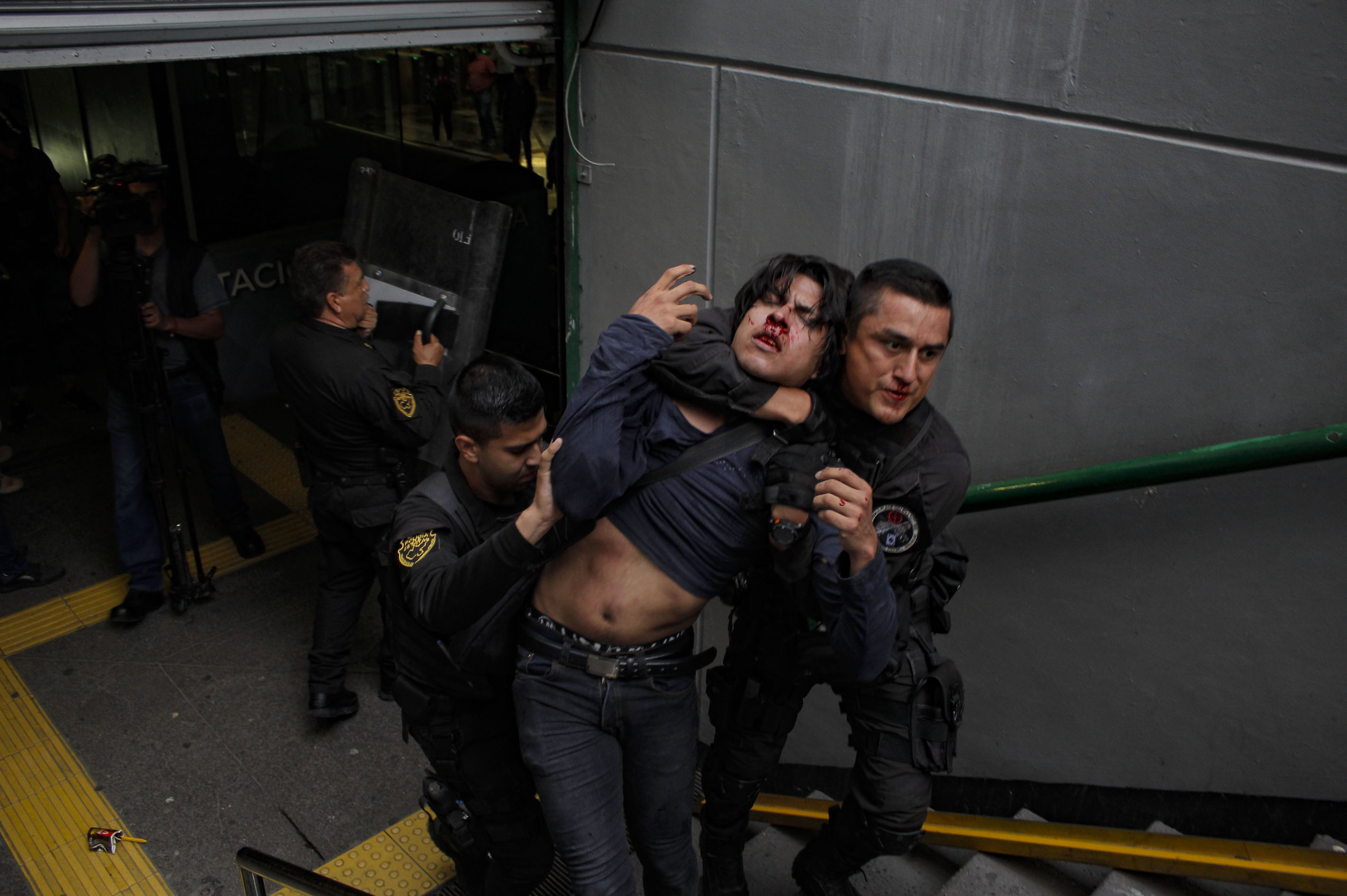 AMBOS. En las acciones contra manifestantes participaron policías estatales y de Guadalajara. (Fotos: Jorge Alberto Mendoza)