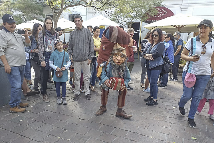 Visita. El Otro, un títere de tamaño humano originario de Quebec, tiene como objetivo el asombro y ha deambulado por varias partes del mundo. (Foto: Humberto Muñiz)