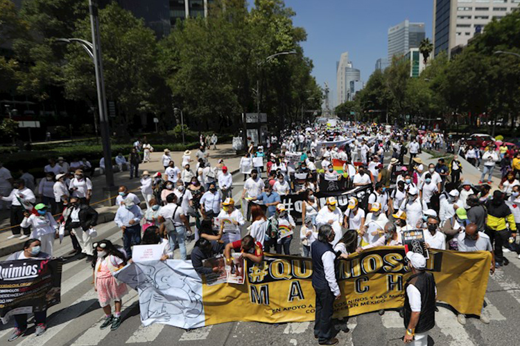 Padres y familiares de niños enfermos de cáncer marchan hoy por una de las principales avenidas de la Ciudad de México. (Foto: Cortesía EFE).
