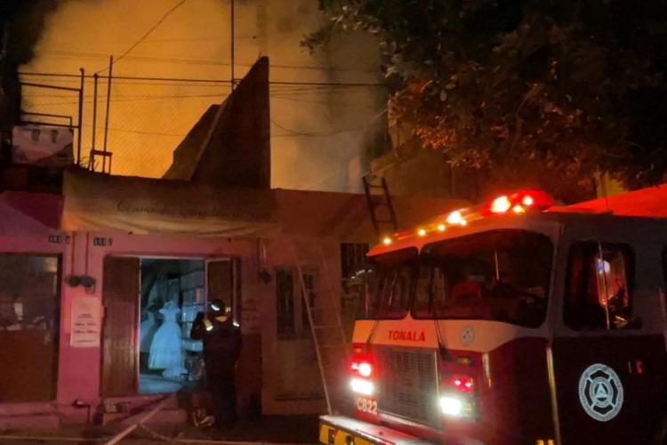 Fuego consume fábrica de vestidos en el Centro de Tonalá | NTR Guadalajara