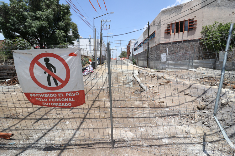 Señalamiento. Para los vecinos, las inundaciones son provocadas por defectos en la obra de la Línea 3. (Foto: Grisel Pajarito)