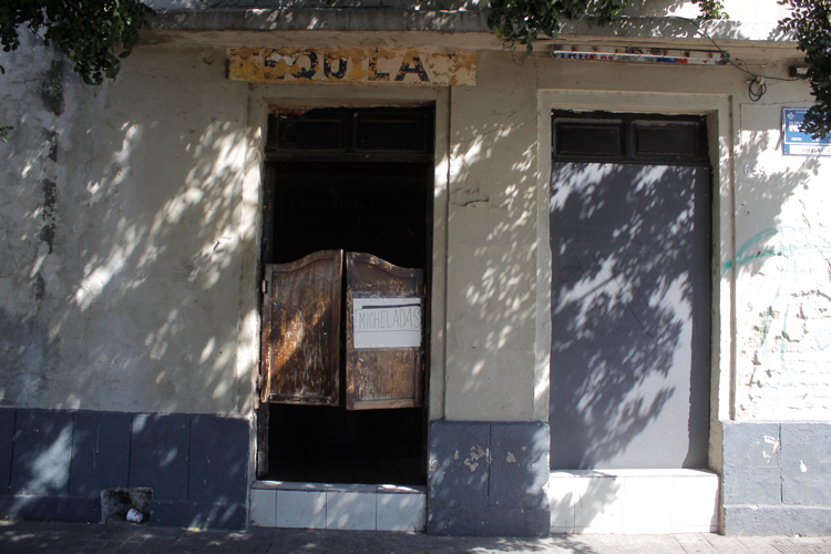 Ambiente. Ubicada en el cruce de la calzada Independencia Sur y la calle Gante,  la cantina refleja su pasado en el añejo mobiliario. (Foto: Jorge Alberto Mendoza)