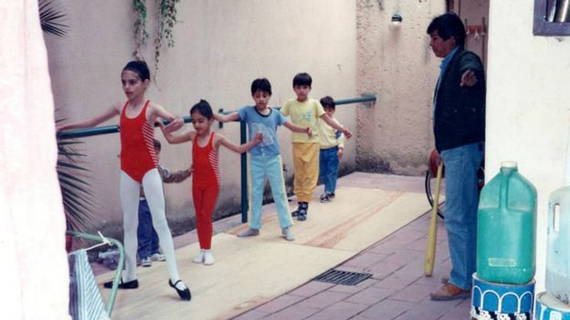 Juntos. Laura Elena y su esposo con Isaac, Emilia (con su esposo) y Daniela, tres de los 11 hijos que tuvo la pareja, así como uno de los tres nietos y la bailarina Tamara Rojo. (Fotos: Cortesía Soul Arts Productions/Alejandro López)