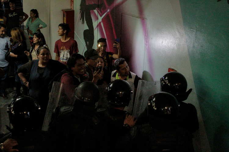AMBOS. En las acciones contra manifestantes participaron policías estatales y de Guadalajara. (Fotos: Jorge Alberto Mendoza)