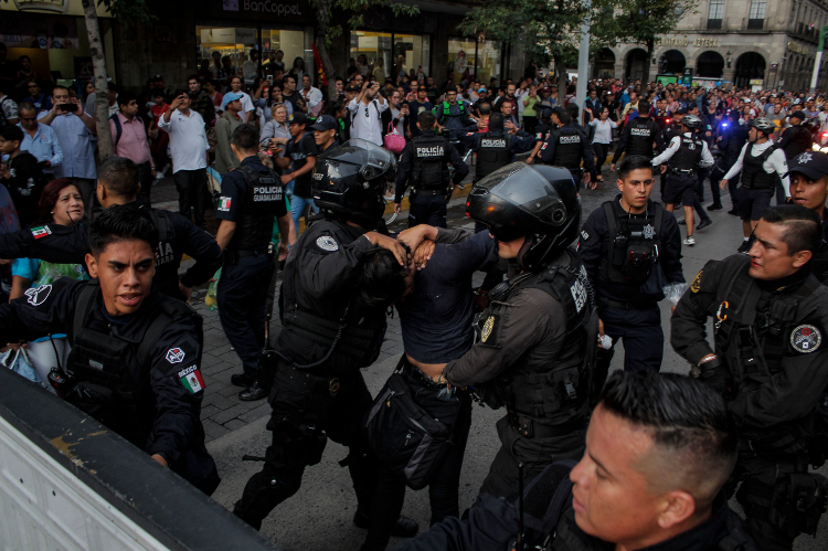 AMBOS. En las acciones contra manifestantes participaron policías estatales y de Guadalajara. (Fotos: Jorge Alberto Mendoza)