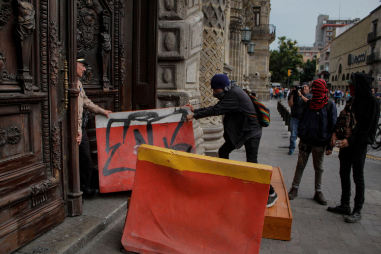 AMBOS. En las acciones contra manifestantes participaron policías estatales y de Guadalajara. (Fotos: Jorge Alberto Mendoza)