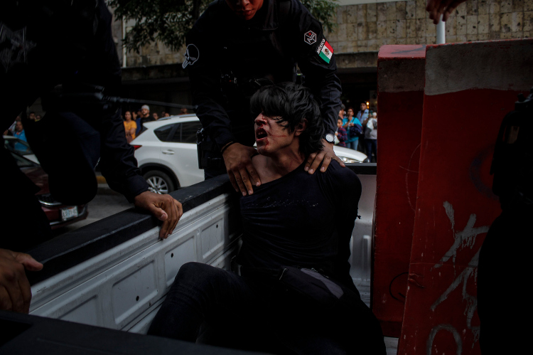 AMBOS. En las acciones contra manifestantes participaron policías estatales y de Guadalajara. (Fotos: Jorge Alberto Mendoza)