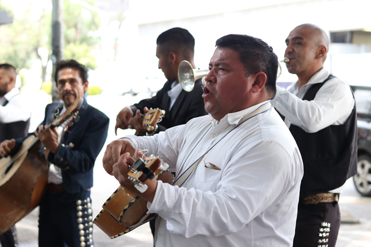 Relajado. El lugar que ofrece su tradicional receta de tacos de pescado y camarón capeados frecuentemente se extiende hasta la banqueta. (Foto: Grisel Pajarito)