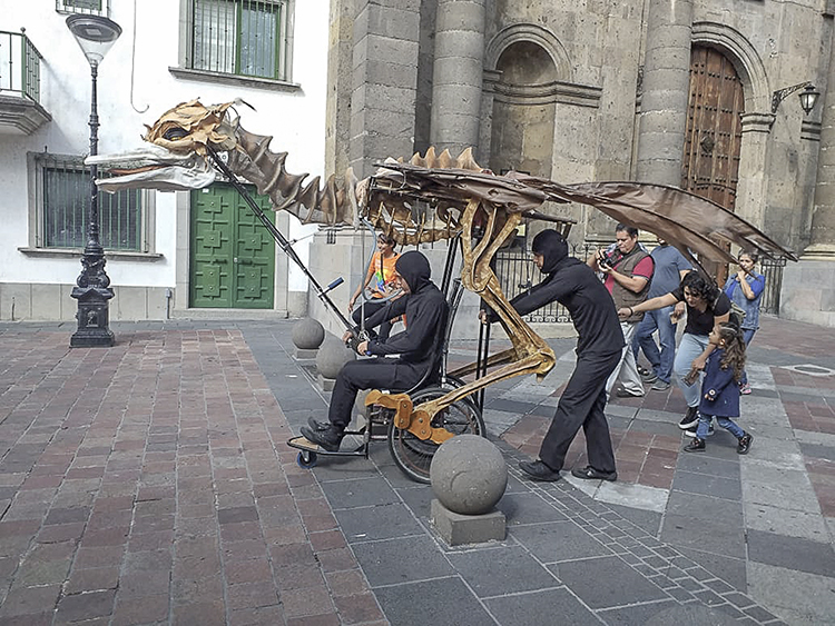 Visita. El Otro, un títere de tamaño humano originario de Quebec, tiene como objetivo el asombro y ha deambulado por varias partes del mundo. (Foto: Humberto Muñiz)