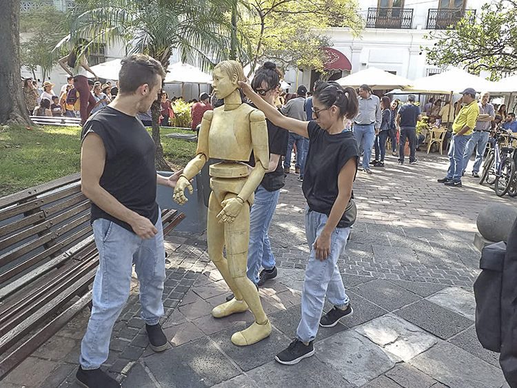 Visita. El Otro, un títere de tamaño humano originario de Quebec, tiene como objetivo el asombro y ha deambulado por varias partes del mundo. (Foto: Humberto Muñiz)