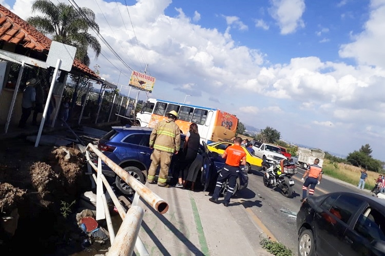 Camionero colisiona dos vehículos; deja 15 heridos