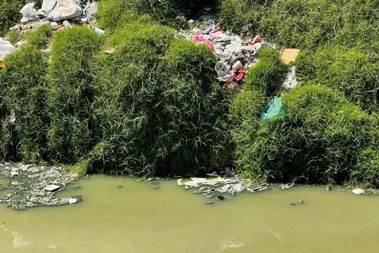 Habitantes de Tonalá exigen saneamiento del Arroyo Río Azul