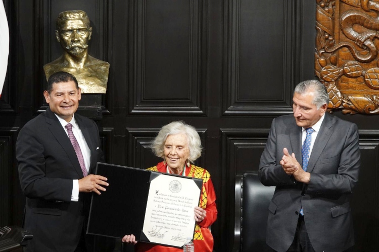 Recibe Elena Poniatowska medalla Belisario Domínguez