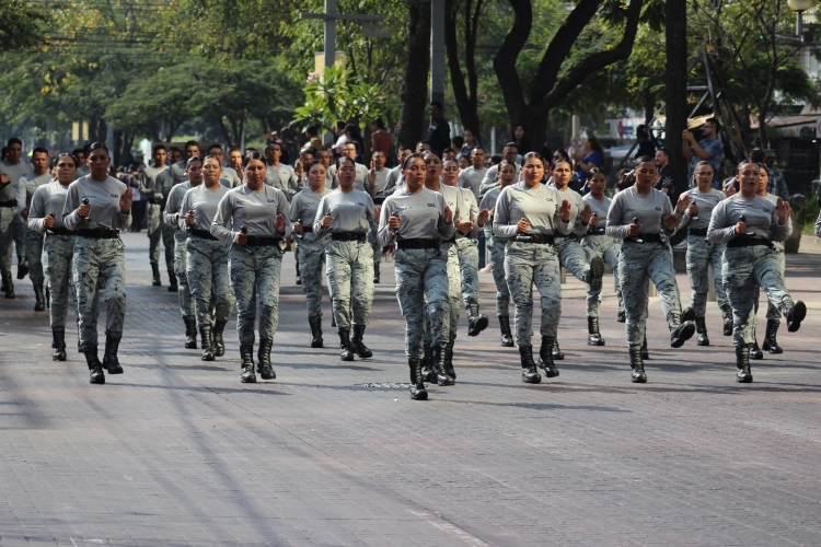 DE TODO. En el desfile participaron 32 contingentes de estudiantes, deportistas, asociaciones civiles, militares y personal de seguridad pública y protección civil. (Fotos: Michelle Vázquez)
