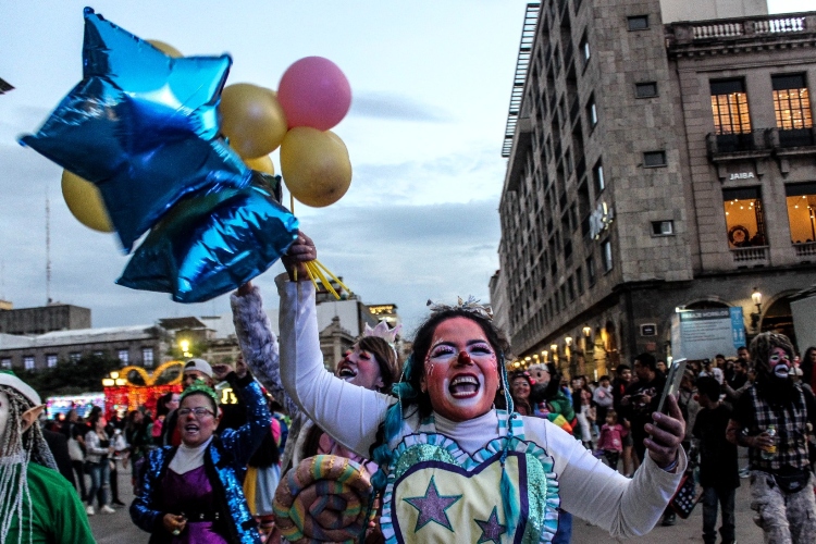 Centro tapatío se pinta de colores con festejo por Día de los payasos