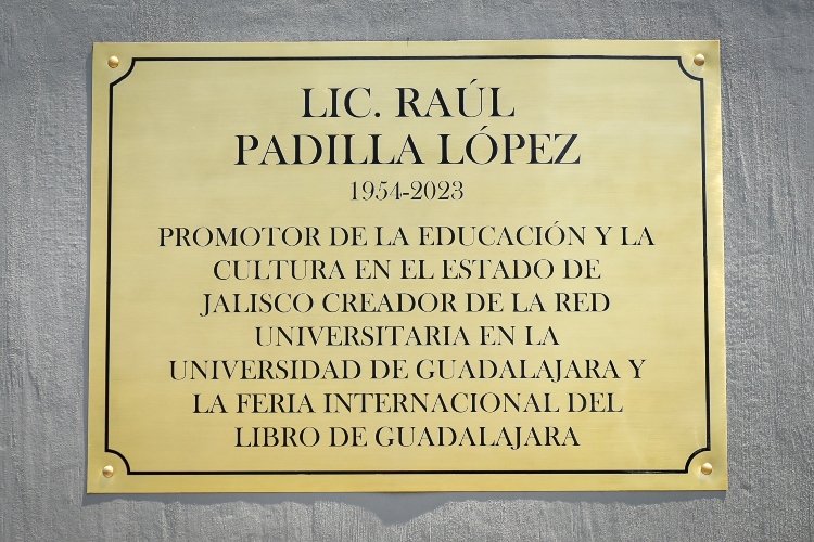 PUNTO. La estatua se encuentra en la explanada de Rectoría General. (Fotos: Cortesía Universidad de Guadalajara)