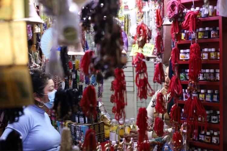 2025. Algunos clientes sólo acuden en esta temporada al Corona para abastecerse de productos de cara al inicio del Año Nuevo. (Foto: Michelle Vázquez)