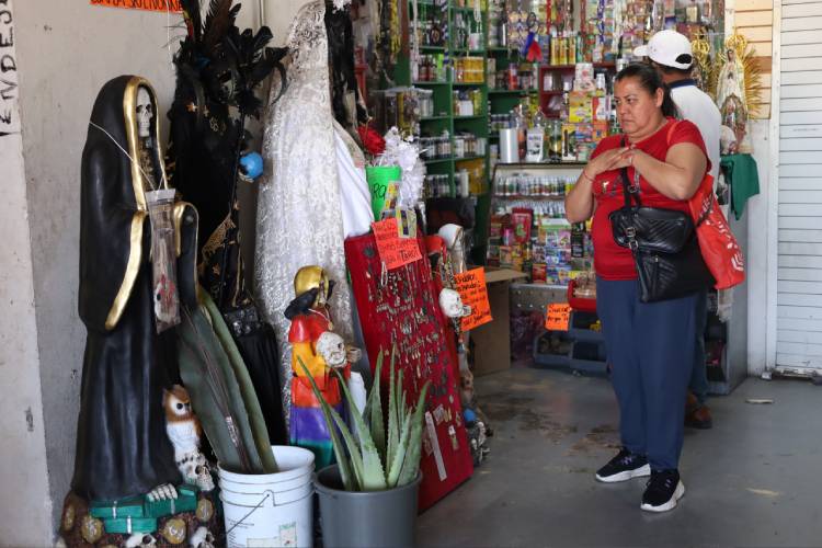 2025. Algunos clientes sólo acuden en esta temporada al Corona para abastecerse de productos de cara al inicio del Año Nuevo. (Foto: Michelle Vázquez)