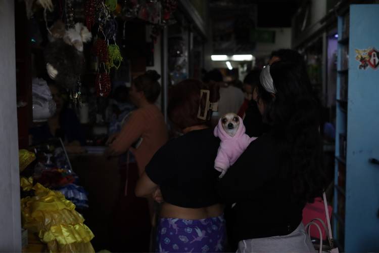 2025. Algunos clientes sólo acuden en esta temporada al Corona para abastecerse de productos de cara al inicio del Año Nuevo. (Foto: Michelle Vázquez)