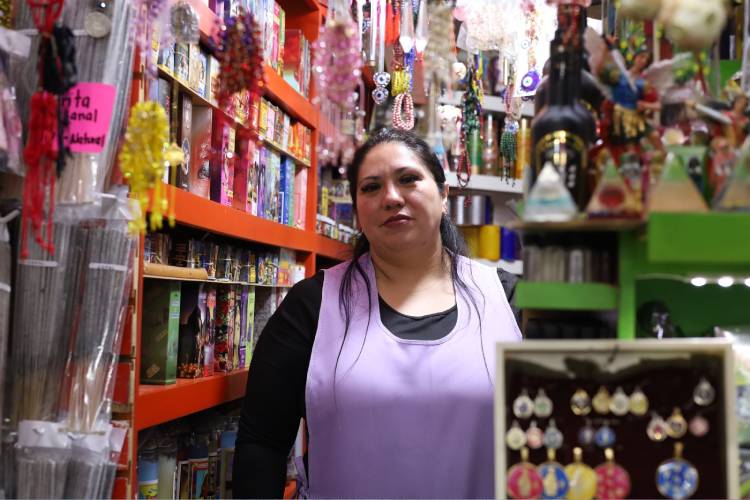 2025. Algunos clientes sólo acuden en esta temporada al Corona para abastecerse de productos de cara al inicio del Año Nuevo. (Foto: Michelle Vázquez)