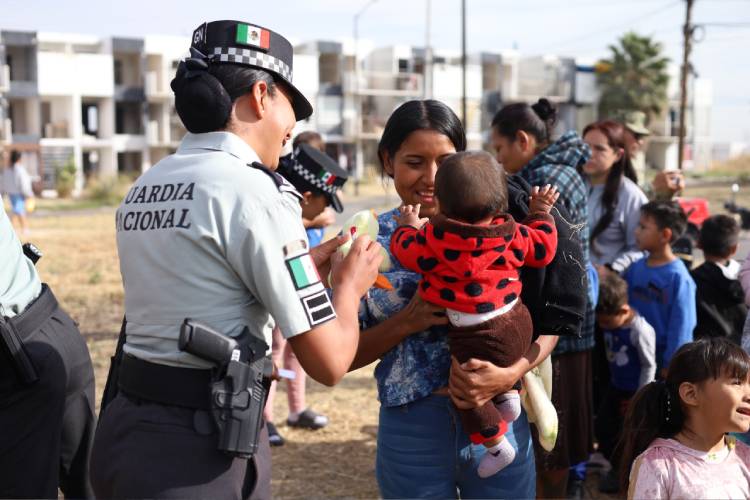 AGENTES. En la entrega de juguetes participaron 60 elementos de la Guardia Nacional. (Foto: Michelle Vázquez)