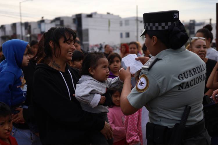 AGENTES. En la entrega de juguetes participaron 60 elementos de la Guardia Nacional. (Foto: Michelle Vázquez)