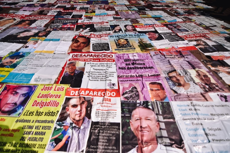 Pegan cédulas de búsqueda en zona turística de Tlaquepaque