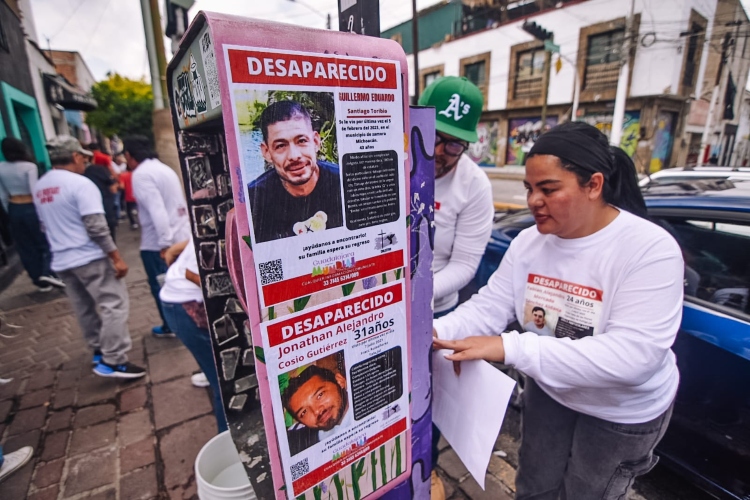 Pegan cédulas de búsqueda en zona turística de Tlaquepaque