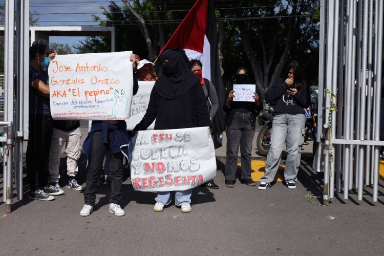 Estudiantes permanecen en instalaciones de CUCSH Belenes