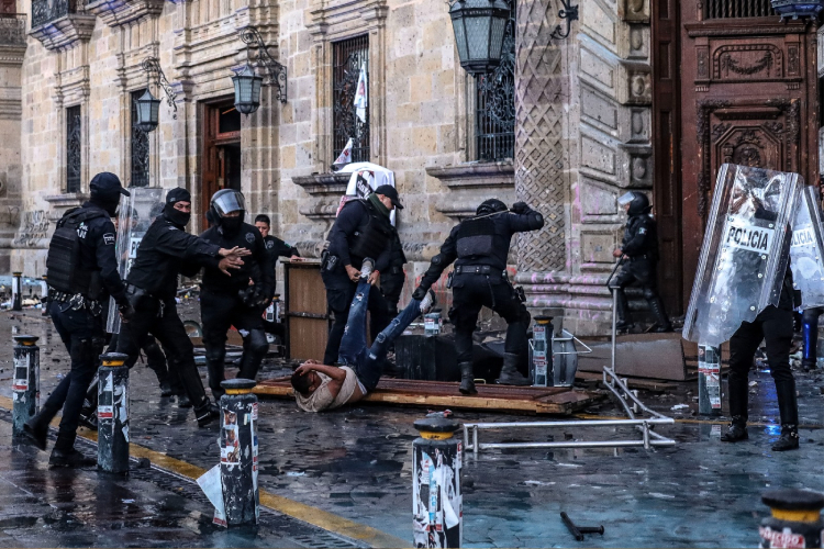 Detienen a 20 tras disturbios en el centro