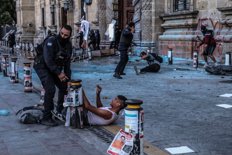 Detienen a 20 tras disturbios en el centro