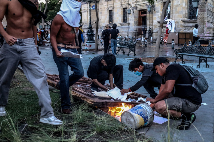 Detienen a 20 tras disturbios en el centro