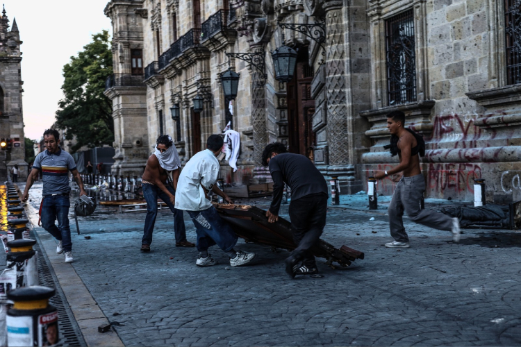 Detienen a 20 tras disturbios en el centro