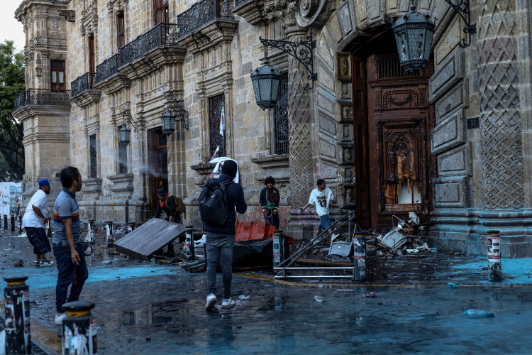 Detienen a 20 tras disturbios en el centro