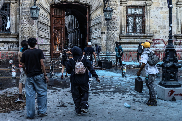 Detienen a 20 tras disturbios en el centro