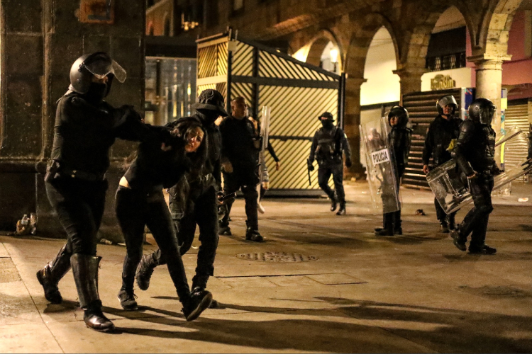 Detienen a 20 tras disturbios en el centro