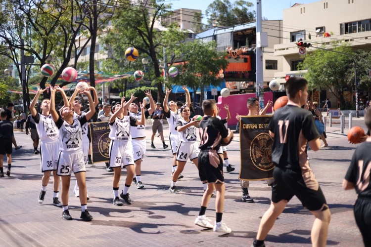 Desfilan 2 mil 500 personas por 115 aniversario de la Revolución Mexicana