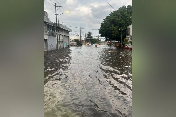 Inundaciones provocan cierres viales en Guadalajara