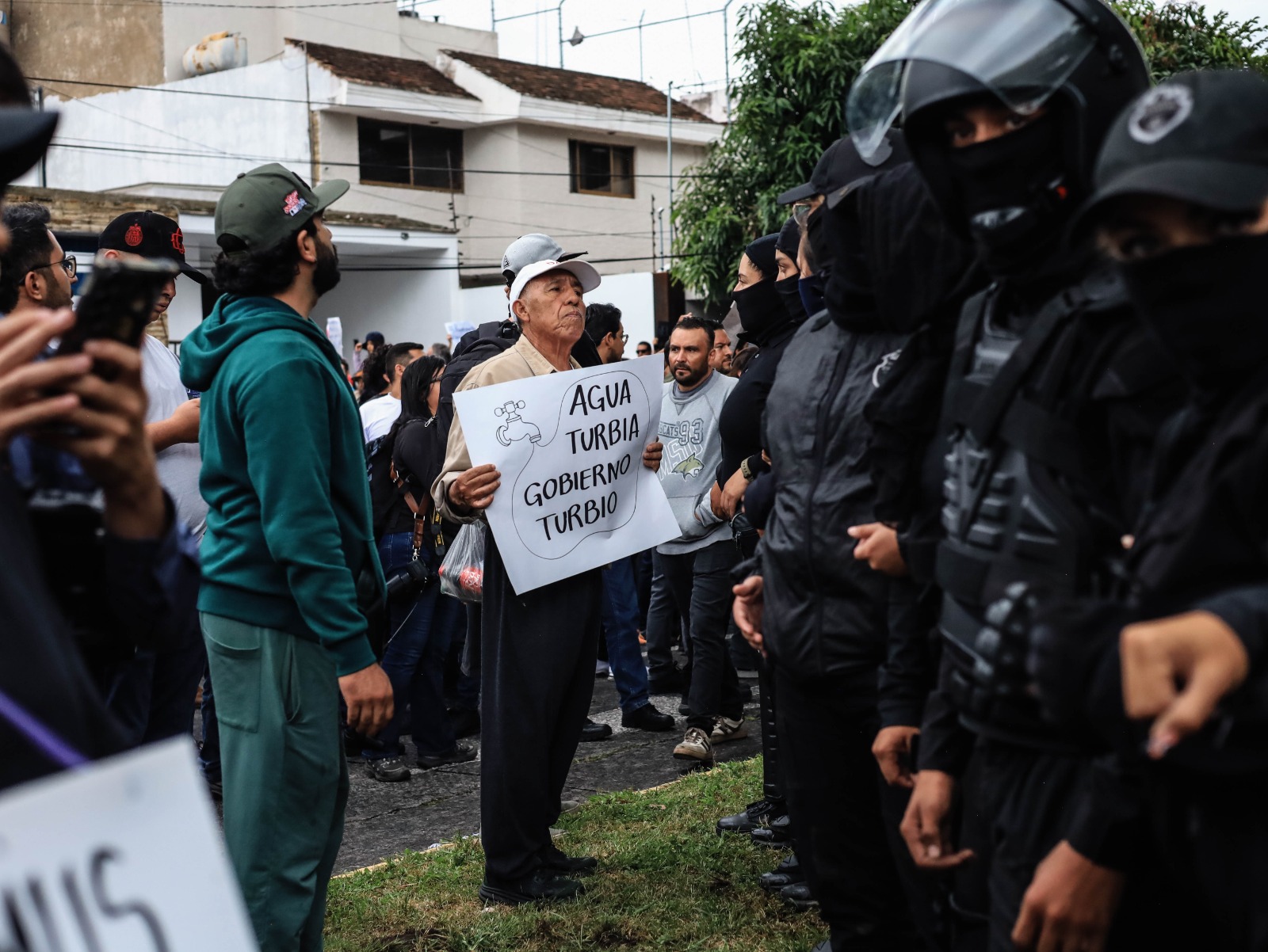 Exigen agua limpia y Policía de Jalisco responde con gas, macanazos y detenciones arbitrarias