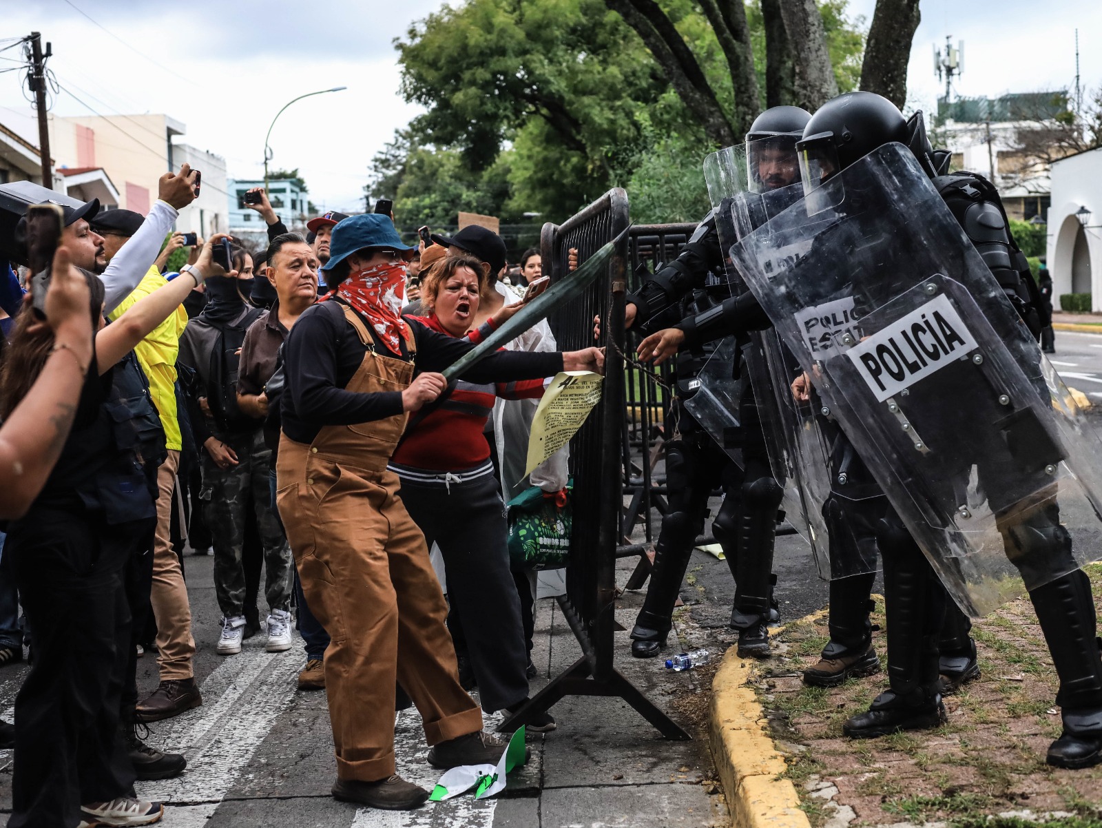 Exigen agua limpia y Policía de Jalisco responde con gas, macanazos y detenciones arbitrarias