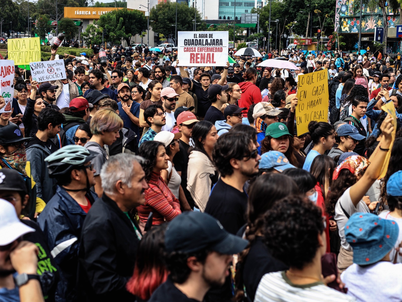 Exigen agua limpia y Policía de Jalisco responde con gas, macanazos y detenciones arbitrarias