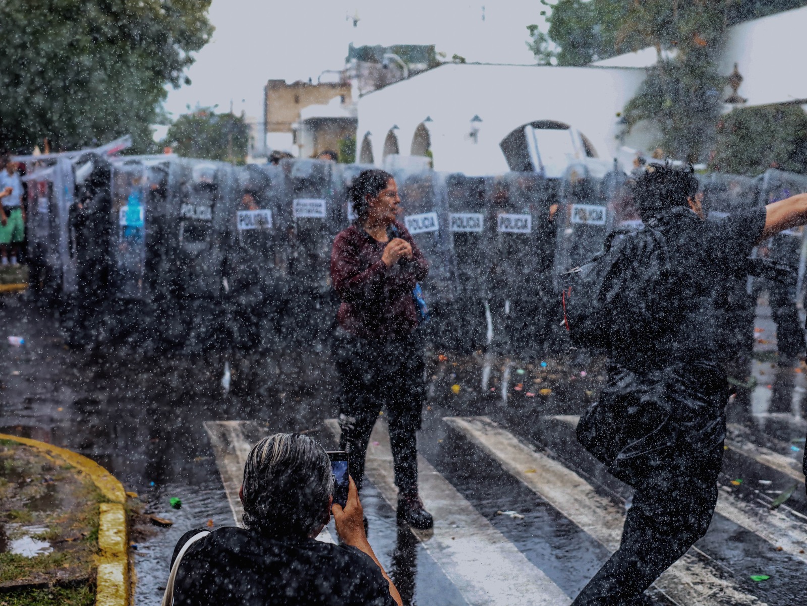 Exigen agua limpia y Policía de Jalisco responde con gas, macanazos y detenciones arbitrarias