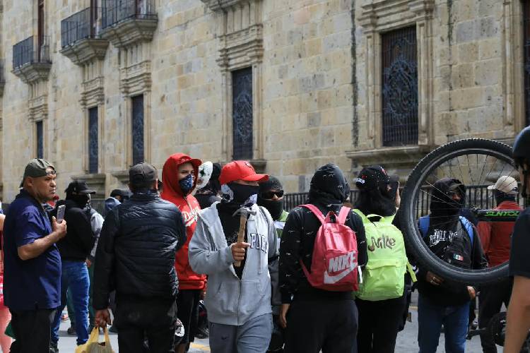 Manifestantes identifican grupos de choque, frenan la marcha