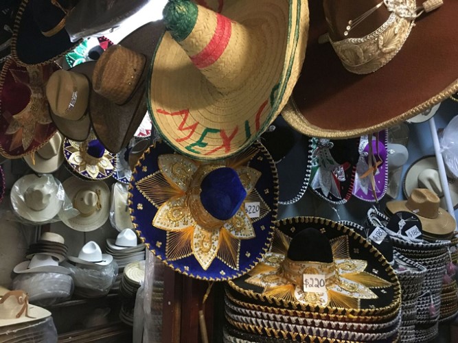 Colorido. Confeccionados de diferentes materiales y formas, van más allá de una artesanía o una simple prenda de vestir. (Fotos: Notimex)